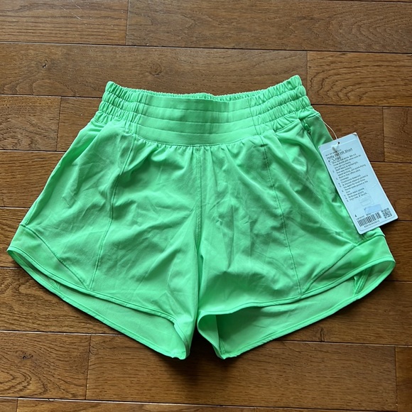 💚LULULEMON HIGH RISE HOTTY HOT SHORT 4”-SCREAM GREEN LIGHT-4/6/8/10/12💚 - Picture 4 of 16